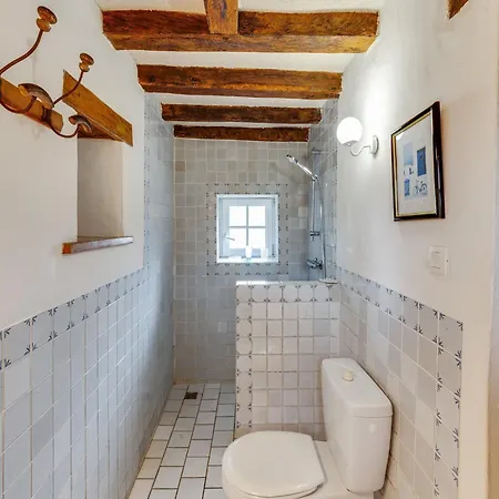 Дом отдыха Charming Near Mayenne River, Cleaning Included *