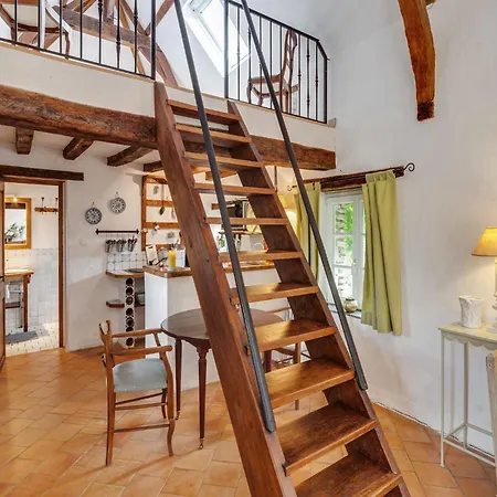 Дом отдыха Charming Near Mayenne River, Cleaning Included