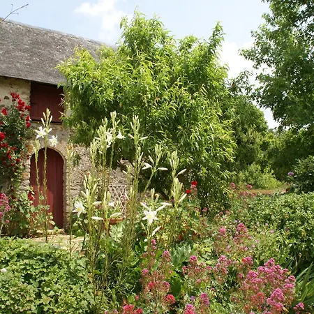 Дом отдыха Charming Near Mayenne River, Cleaning Included