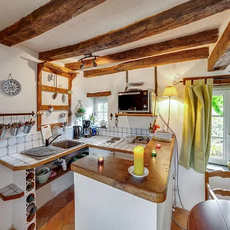 Дом отдыха Charming Near Mayenne River, Cleaning Included