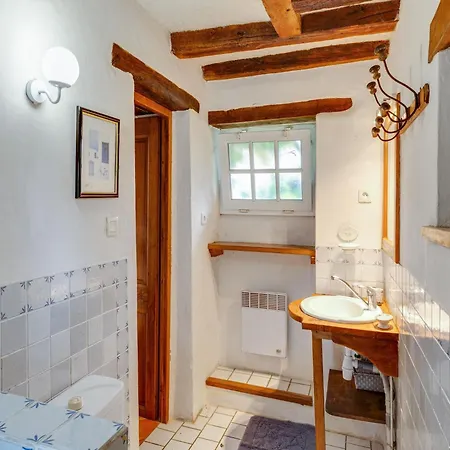 Дом отдыха Charming Near Mayenne River, Cleaning Included Saint-Laurent-des-Mortiers